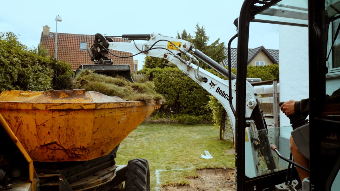 Gravemaskine graver ud til dræn og kloak