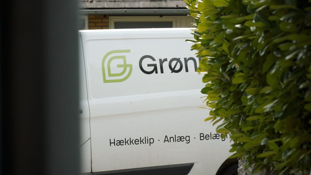 Firmabil med logo og ydelser